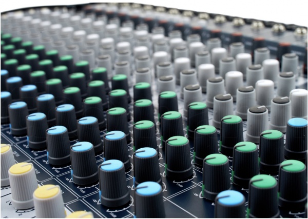 Mixer-Soundcraft-Signature-22-chinh-hang-gia-tot