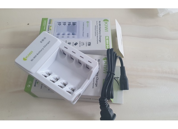 Combo 4 Pin Sạc và Bộ Sạc Kiwi 2800mAh