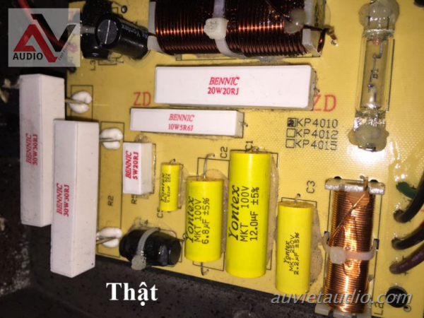 Phan-biet-loa-JBL-that-va-loa-JBL-gia