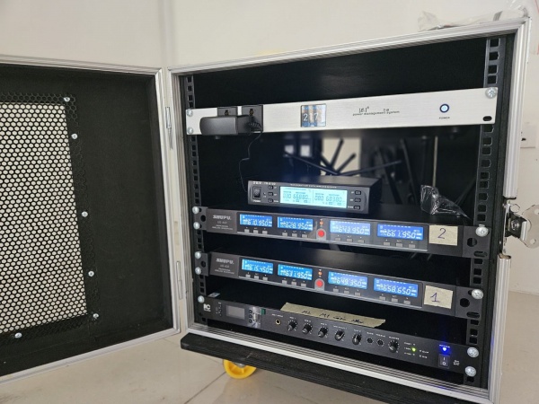 tủ điều khiển âm thanh phòng họp