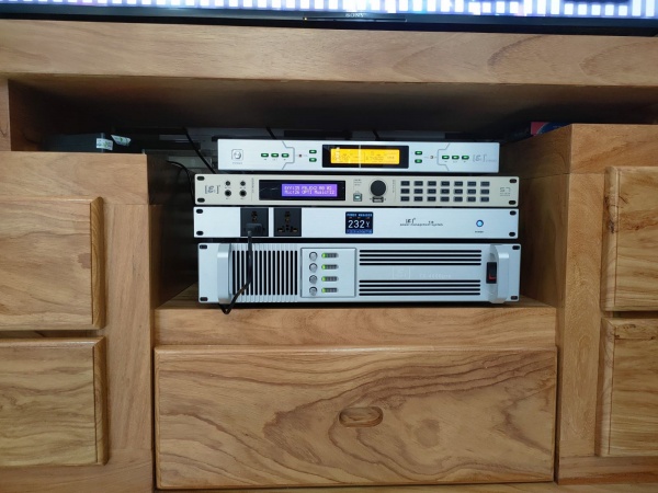 dan-karaoke-gia-dinh-voi-loa-cot-e3