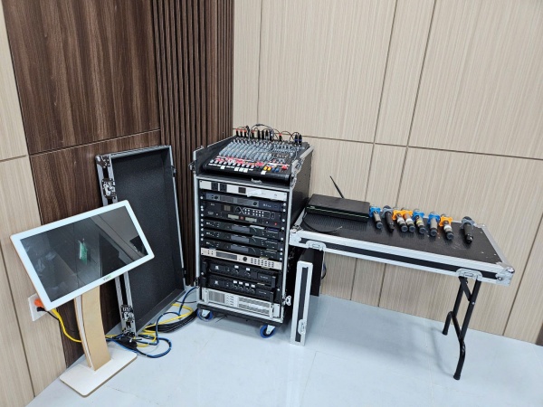 tủ thiết bị âm thanh gọn gàng dễ vận hành