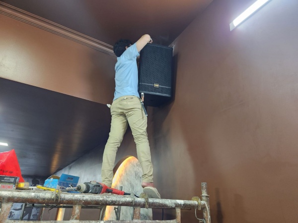 lắp đặt âm thanh quán bida