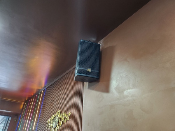 lắp đặt âm thanh quán bida