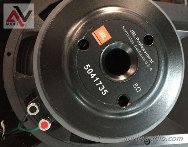 Phan-biet-loa-JBL-that-va-loa-JBL-gia