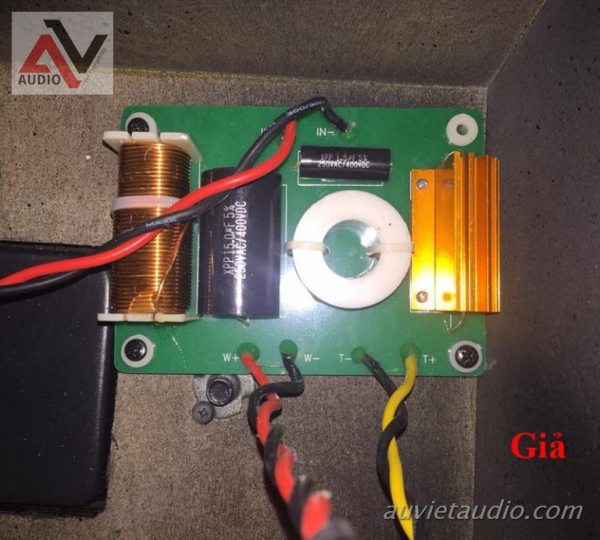 Phan-biet-loa-JBL-that-va-loa-JBL-gia